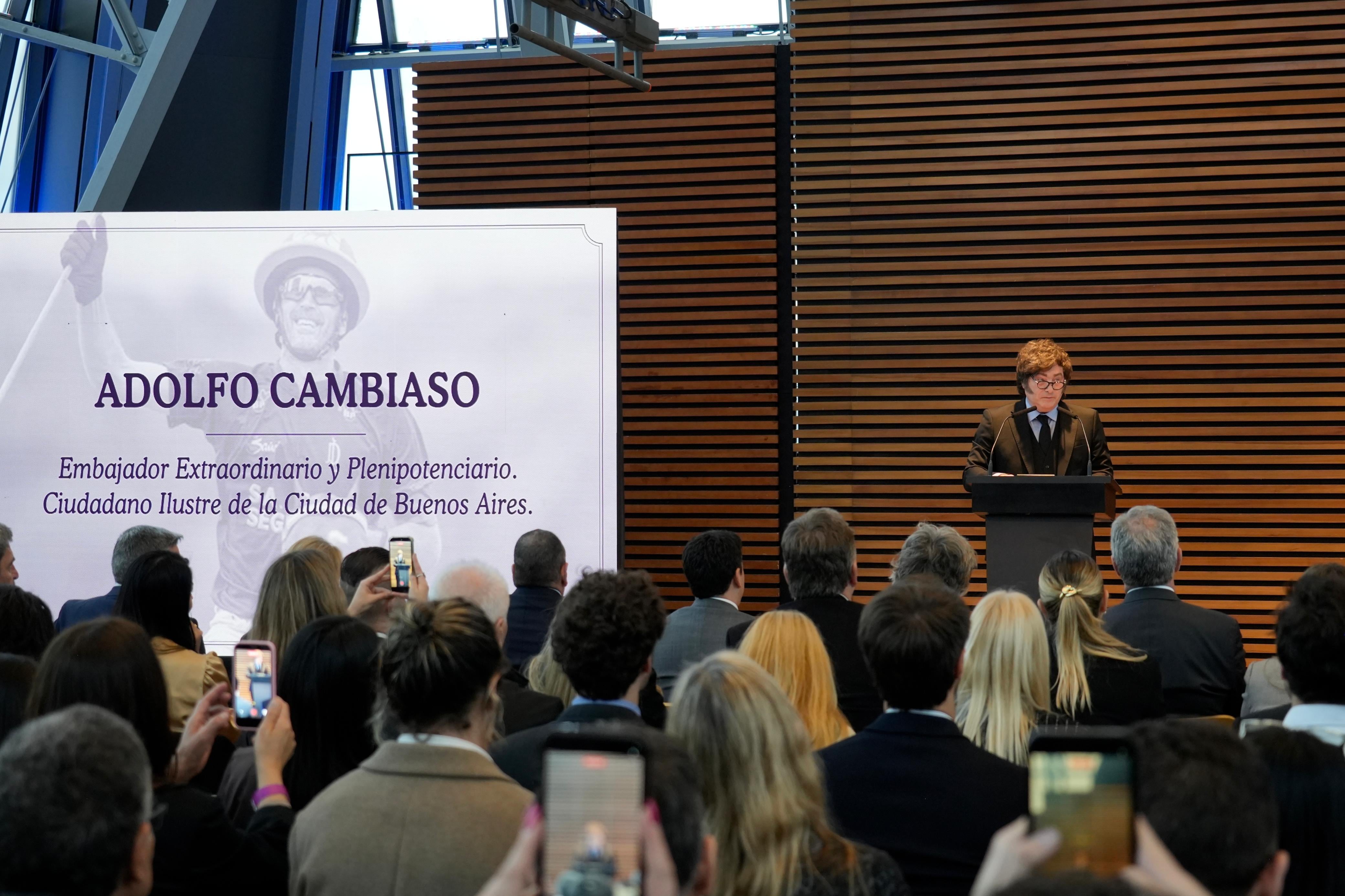 El presidente Javier Milei brindó un discurso en el Palacio Libertad, donde una pantalla proyectó la imagen de Adolfo Cambiaso junto a sus nuevos títulos protocolares.