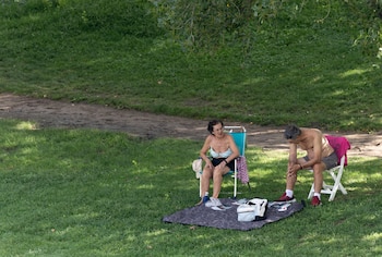 Personas afectadas por el calor pasean por Madrid Río, a 21 de julio de 2026, en Madrid (España). (Eduardo Parra/Europa Press)