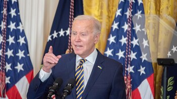 Biden llama a Zelenski para