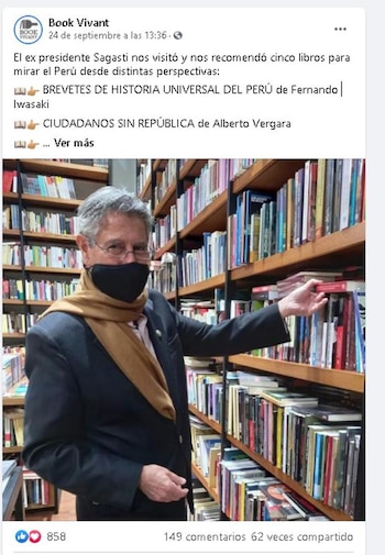 Francisco Sagasti en la librería.