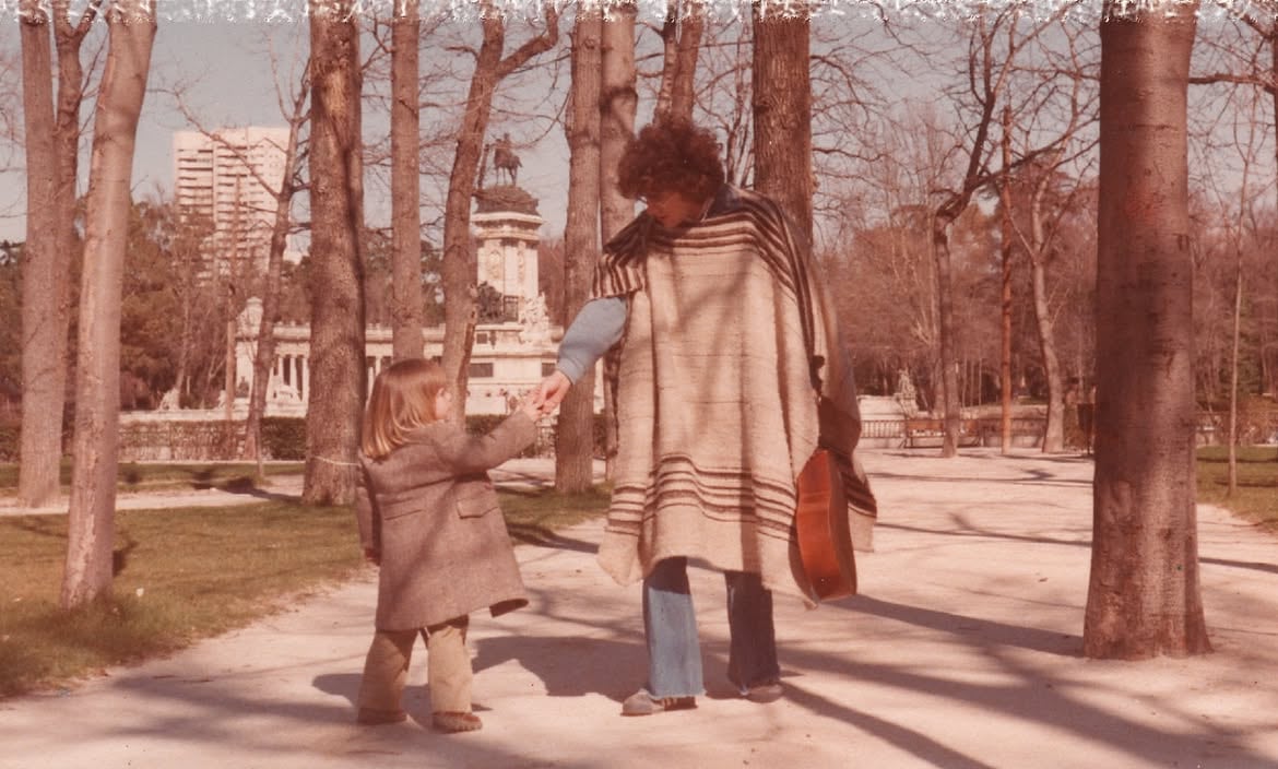 Piero y Juan de Benedictis en el parque del Retiro, en Madrid (Instagram @pierocantautor)
