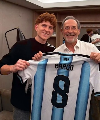 Colo Barco en el Circo Rodas y le regaló una camiseta a Francella