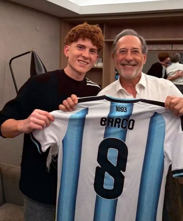 El Colo Barco le entregó una camiseta a Guillermo Francella tras una mención pública y un saludo privado