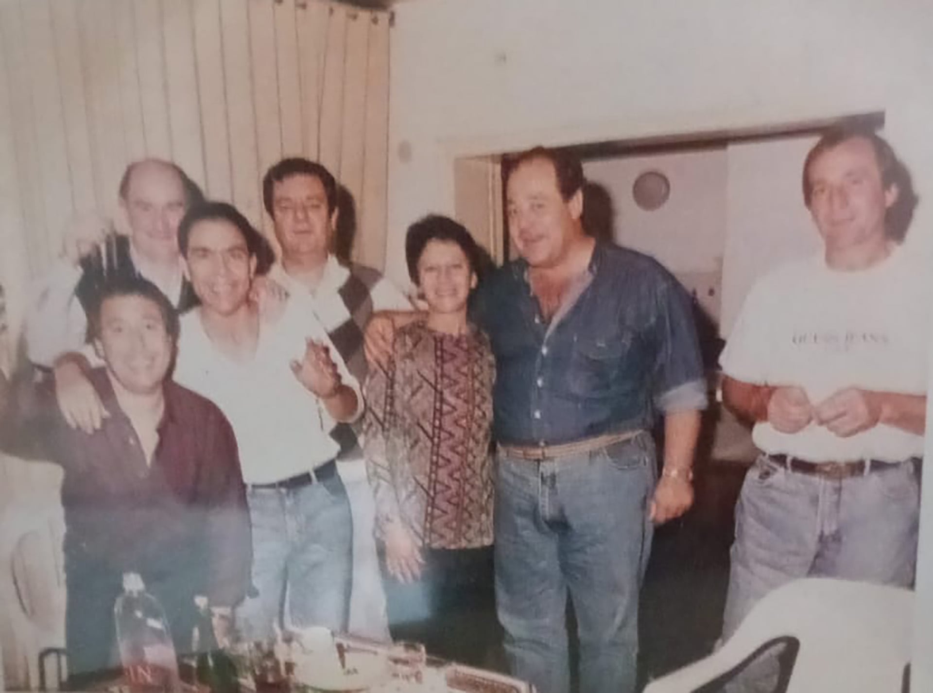 Julio, el de remera blanca a la derecha, un año después de haber ganado el Quini 6. “Había bajado como 16 kilos”, cuenta