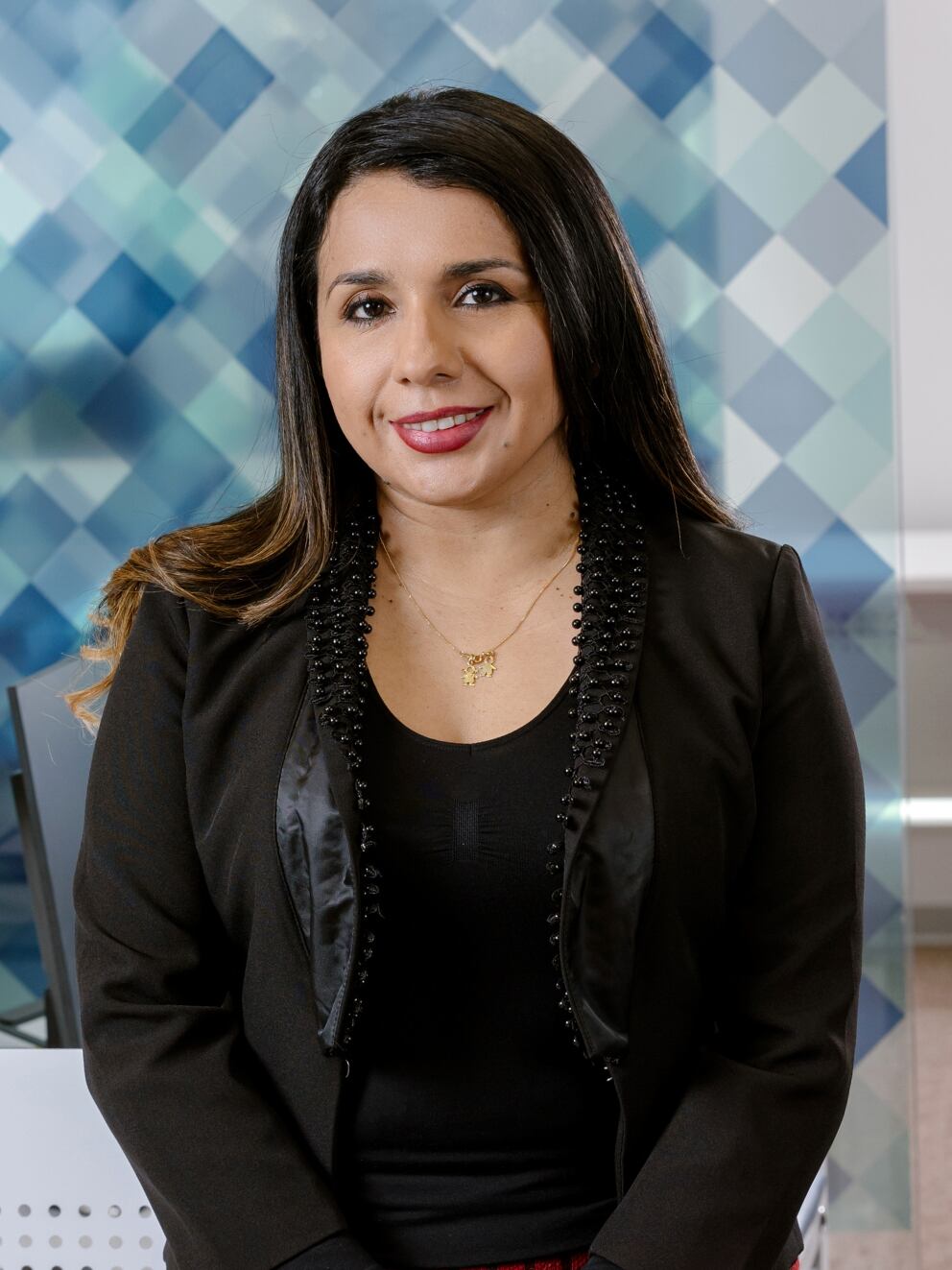 Angélica Álvarez contribuye activamente a la transformación cultural del sector corporativo y de seguros, promoviendo la diversidad y el desarrollo profesional de las mujeres en posiciones de liderazgo.