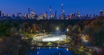 Vista nocturna del Davis Center