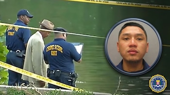 Tres personas con uniforme de escena del crimen tras cinta policial, el retrato circular de un hombre y el sello del FBI.