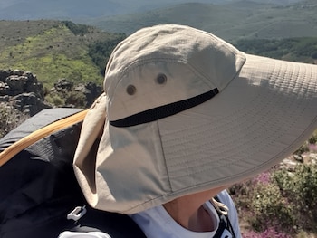 Natalia Gómez del Pozuelo durante su viaje por la España Vaciada con su sombrero y La Paca (Cedida)