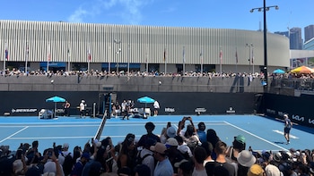 Alcaraz entrena bajo el calor