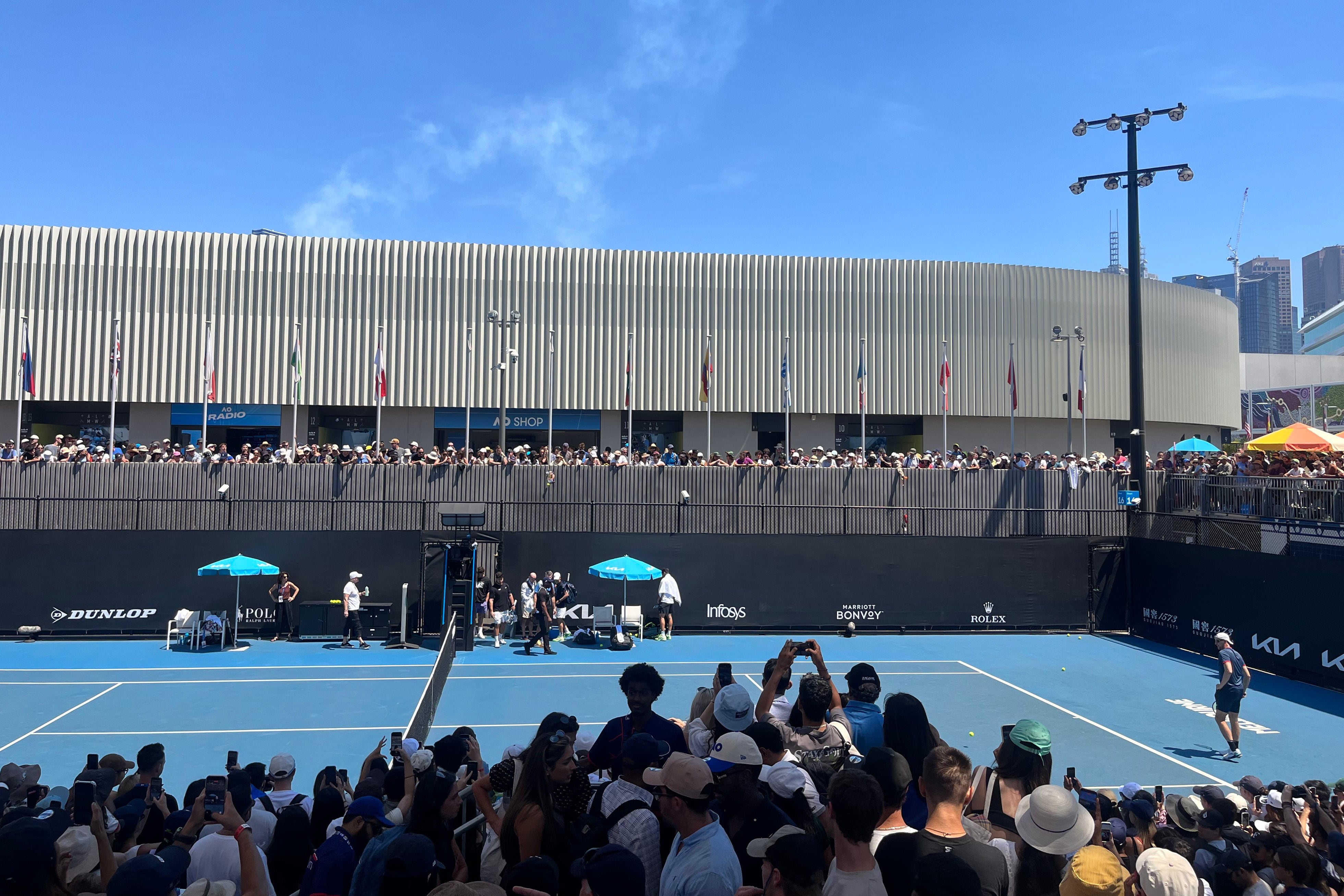Alcaraz entrena bajo el calor extremo de Australia antes de su duelo con De Miñaur