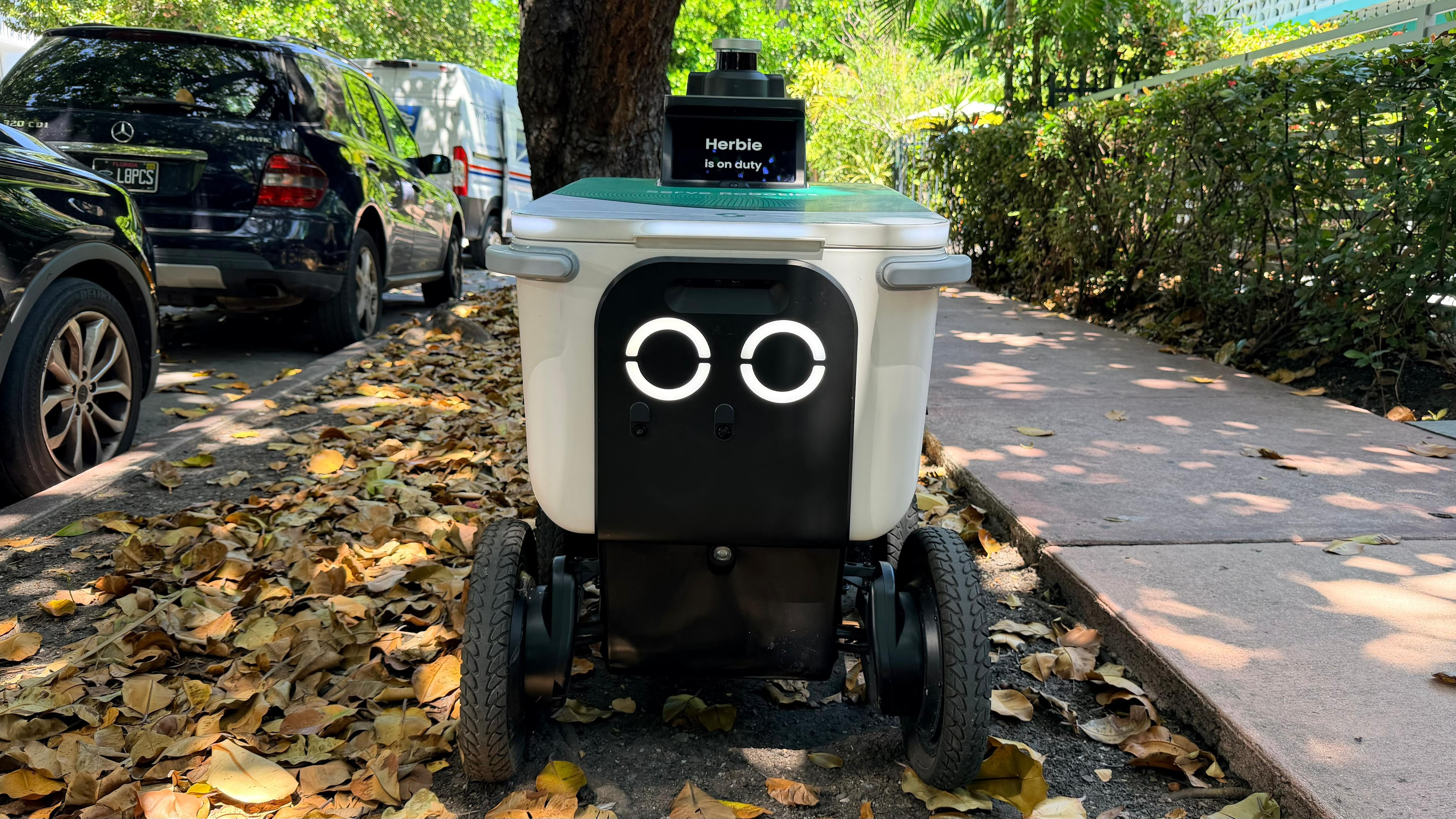 Coral Gables aprobó nuevas reglas para los robots de delivery en las aceras con el objetivo de reducir riesgos para peatones y personas con discapacidad (Opy Morales)