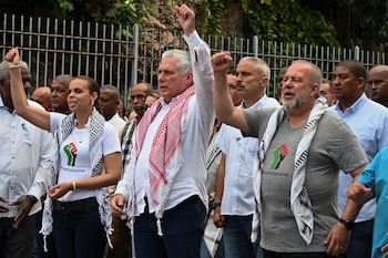 El dictador de Cuba, Miguel Díaz-Canel, y el primer ministro cubano, Manuel Marrero Cruz, a su izquierda (REUTERS)