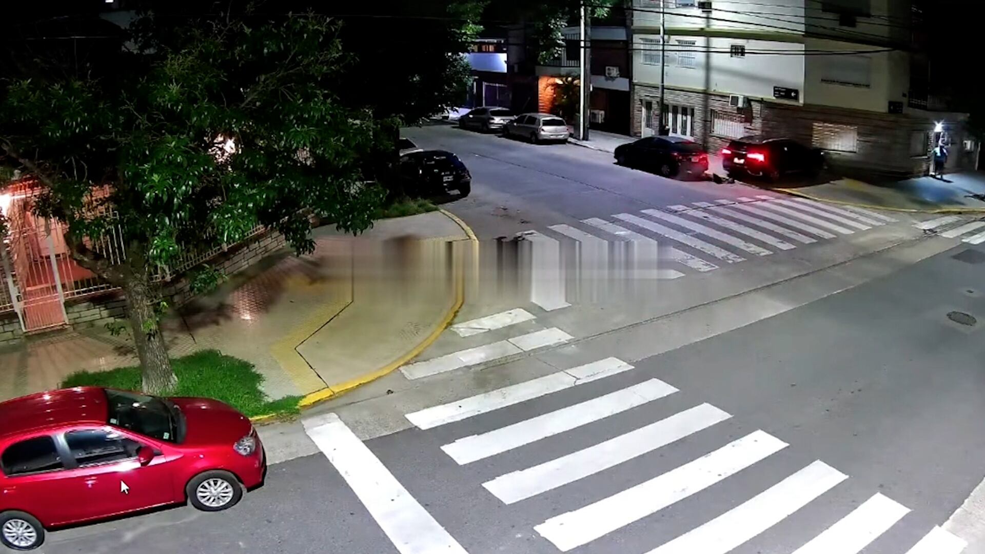 Luego, el vehículo se incrustó contra una casa.