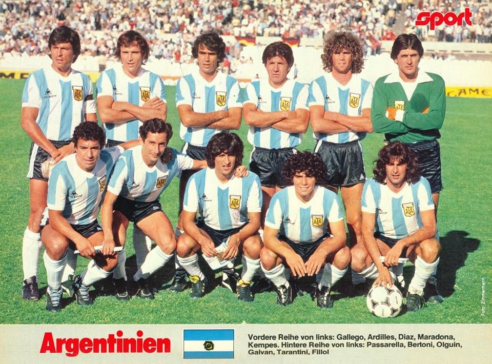 Formación de Argentina en el debut ante Alemania. Daniel Passarella, Daniel Bertoni, Jorge Olguín, Luis Galván, Alberto Tarantini y Ubaldo Fillol. Abajo: Américo Gallego, Osvaldo Ardiles, Ramón Díaz, Diego Maradona y Mario Kempes