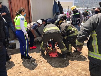 Reportaron cuatro lesionados tras derrumbe en construcción de Hospital en Topilejo (Foto: Bomberos CDMX)