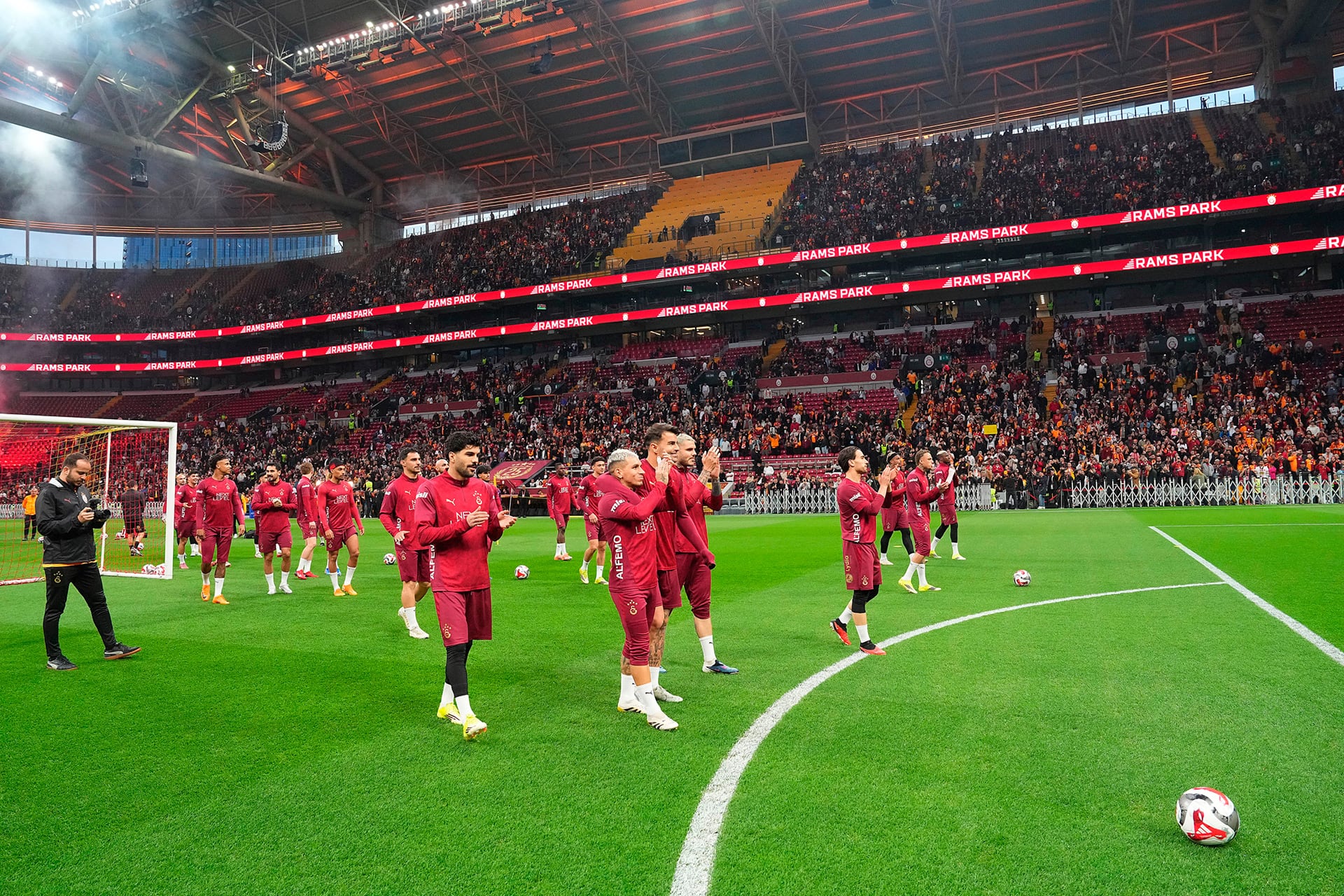 Los jugadores del Galatasaray participan en un entrenamiento abierto en el estadio Rams Park, ante la entusiasta multitud de aficionados que llenan las gradas. (@GalatasaraySK)