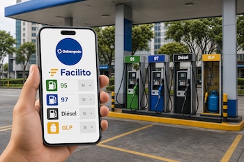 Una mano sostiene un teléfono con la pantalla de Facilito de Osinergmin frente a cuatro surtidores de combustible de una estación de servicio.