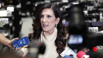 Kenia López Rabadán urge a