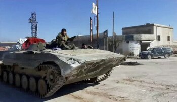 Una imagen fija tomada de un video obtenido por Reuters y filmado el 2 de marzo de 2020, muestra a soldados del ejército sirio avanzando sobre la ciudad de Kfar Nabl, Siria. Reuters TV/vía REUTERS/Archivo