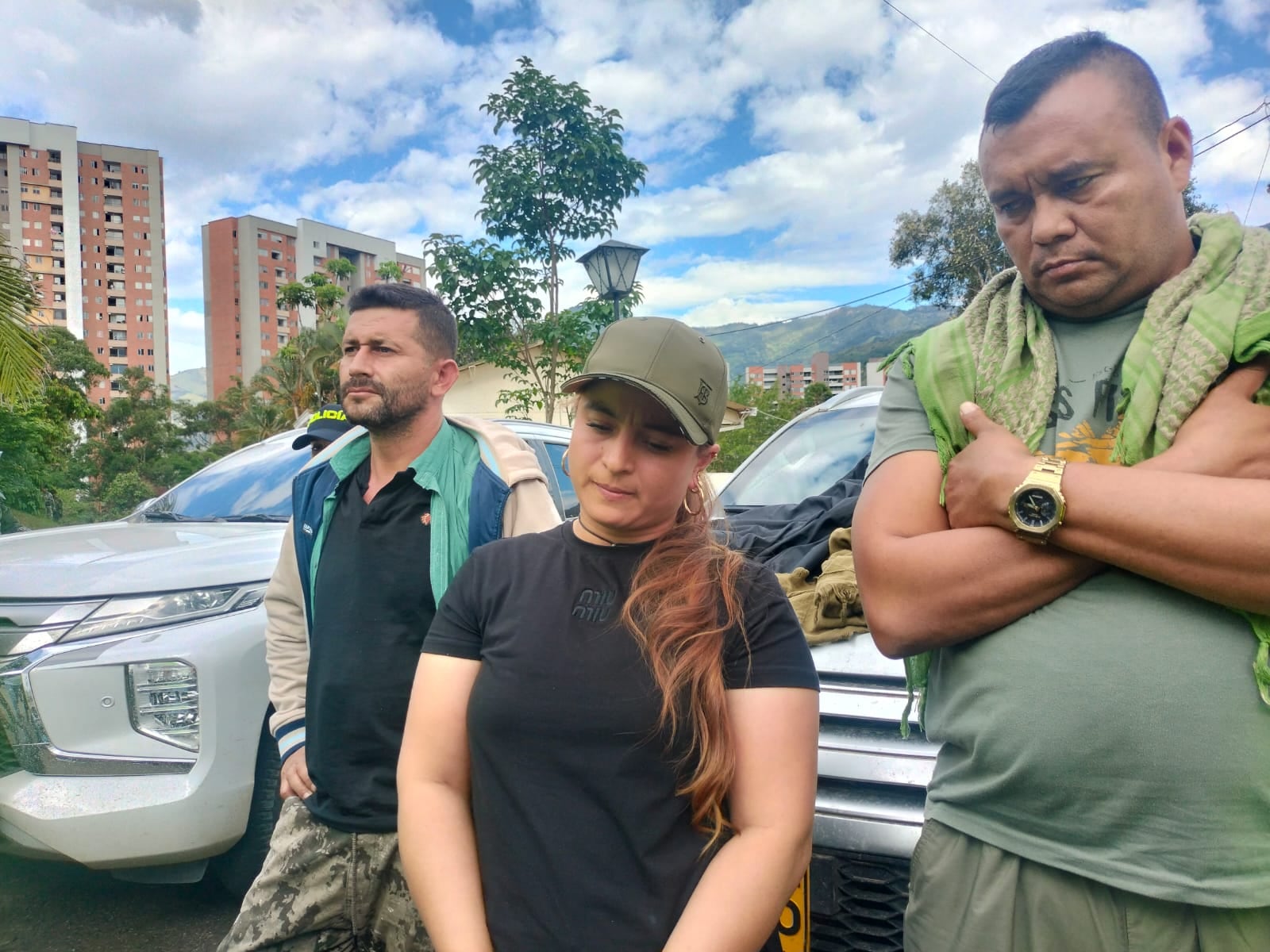 Alias Calarcá (der.) fue nombrado gestor de paz durante la administración de Gustavo Petro, y uno de los escándalos más polémicos de su gestión obedeció justo a la captura del líder guerrillero a finales de julio de 2024, y que por orden de la Fiscalía desembocó en su libertad. A partir de ese momento se desconoce se ubicación exacta - crédito Ejército Nacional de Colombia