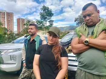 Alias Calarcá (der.) fue nombrado gestor de paz durante la administración de Gustavo Petro, y uno de los escándalos más polémicos de su gestión obedeció justo a la captura del líder guerrillero a finales de julio de 2024, y que por orden de la Fiscalía desembocó en su libertad. A partir de ese momento se desconoce se ubicación exacta - crédito Ejército Nacional de Colombia