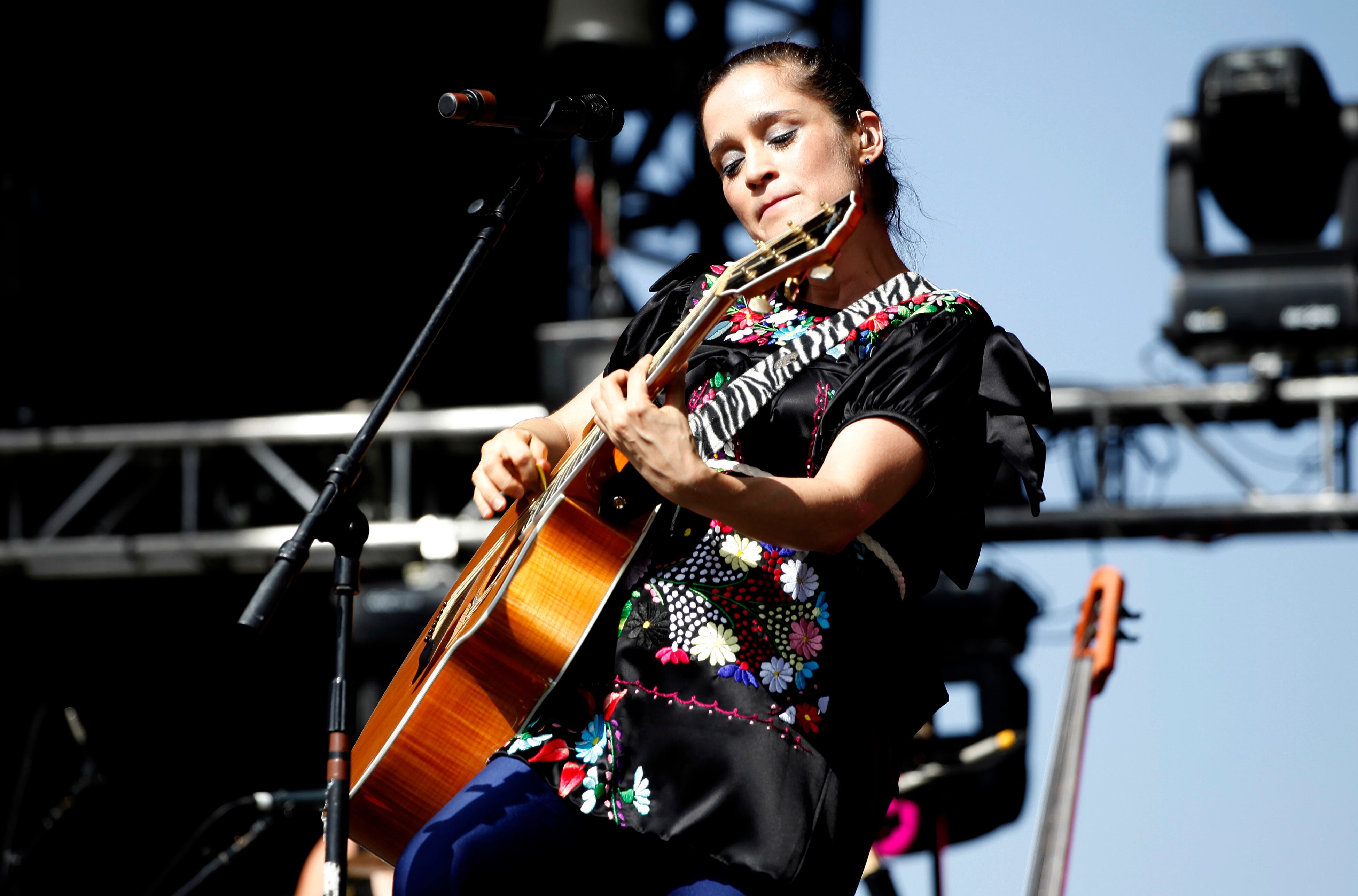 ARCHIVO - Julieta Venegas se presenta durante el festival Vive Latino en la Ciudad de México, el 25 de abril de 2010. (Foto AP/Eduardo Verdugo, archivo)