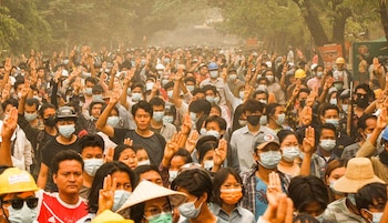 Una multitud se manifiesta este