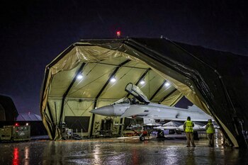 Aviones Typhoon de la Royal Air Force llevaron a cabo operaciones de ataque de precisión contra objetivos militares hutí en respuesta a nuevos ataques contra el transporte marítimo en el Mar Rojo, en esta imagen de distribución sin fecha. UK MOD/Handout via REUTERS/Archivo