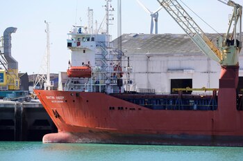 El buque de carga ruso Baltic Leader es visto después de que fuera desviado por violar supuestamente las sanciones impuestas por la UE a Moscú por la invasión de Ucrania, en el puerto de Boulogne-sur-Mer, Francia, 26 de febrero de 2022 (Reuters)