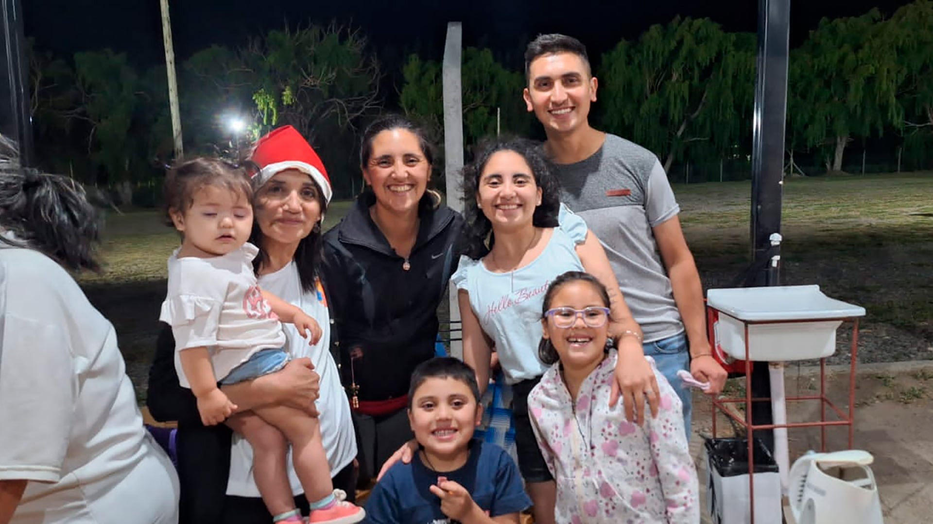 Nancy Muñoz junto a sus hijos y nietos (Instagram / arcoiristabletaiglesiana)