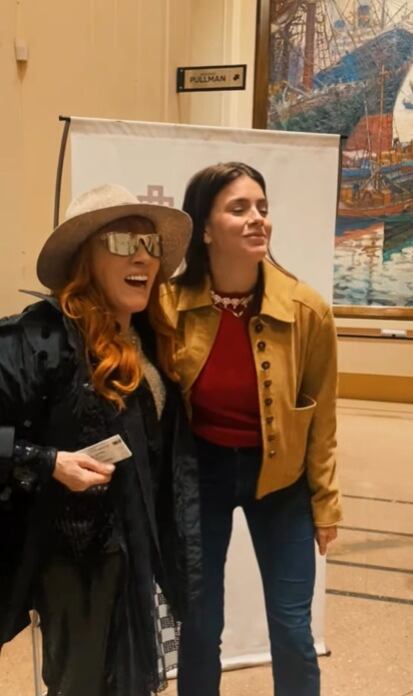 La salida de Linda Peretz y Natalie Pérez: teatro y complicidad (Foto: Captura de video)