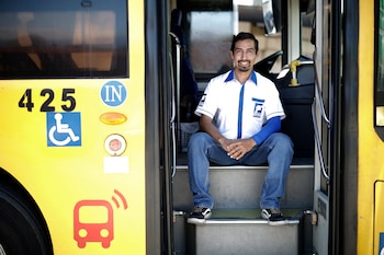 El conductor Irving Ayala salió de El Salvador con el objetivo de aprender una cultura nueva y acumular experiencia como conductor de autobús en Costa Rica, formando parte de un proyecto de cooperación bilateral que ayuda a enfrentar la escasez de personal para esos puestos y convertirse en un ejemplo regional. EFE/ Jeffrey Arguedas