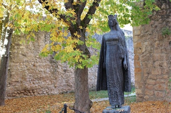 El monumento dedicado a Kristina de Noruega forma parte del vínculo histórico entre Covarrubias y el país nórdico. (Ayuntamiento de Covarribias)