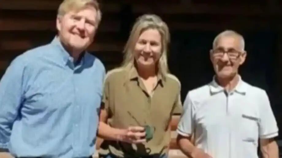 Carlos Ancapichun junto a los reyes de Holanda