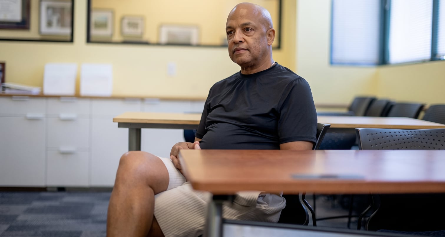 Tras años de adicción y encarcelamientos, Marshall May encontró en el trabajo una rutina estable y hoy supervisa el depósito Safekeeping de Chrysalis (Foto: Los Angeles Times)
