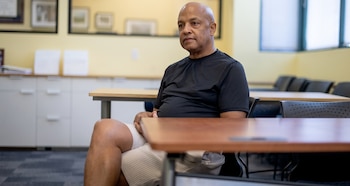Tras años de adicción y encarcelamientos, Marshall May encontró en el trabajo una rutina estable y hoy supervisa el depósito Safekeeping de Chrysalis (Foto: Los Angeles Times)