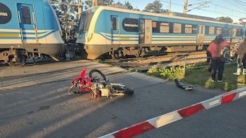 La Plata: cruzó en moto a contramano y con la barrera baja y murió atropellado por el tren Roca