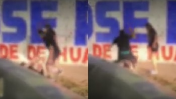 Sujeto uitlizó una correa para golpear a su hija en plena vía pública en Trujillo. (Foto composición: Infobae Perú/Difusión)