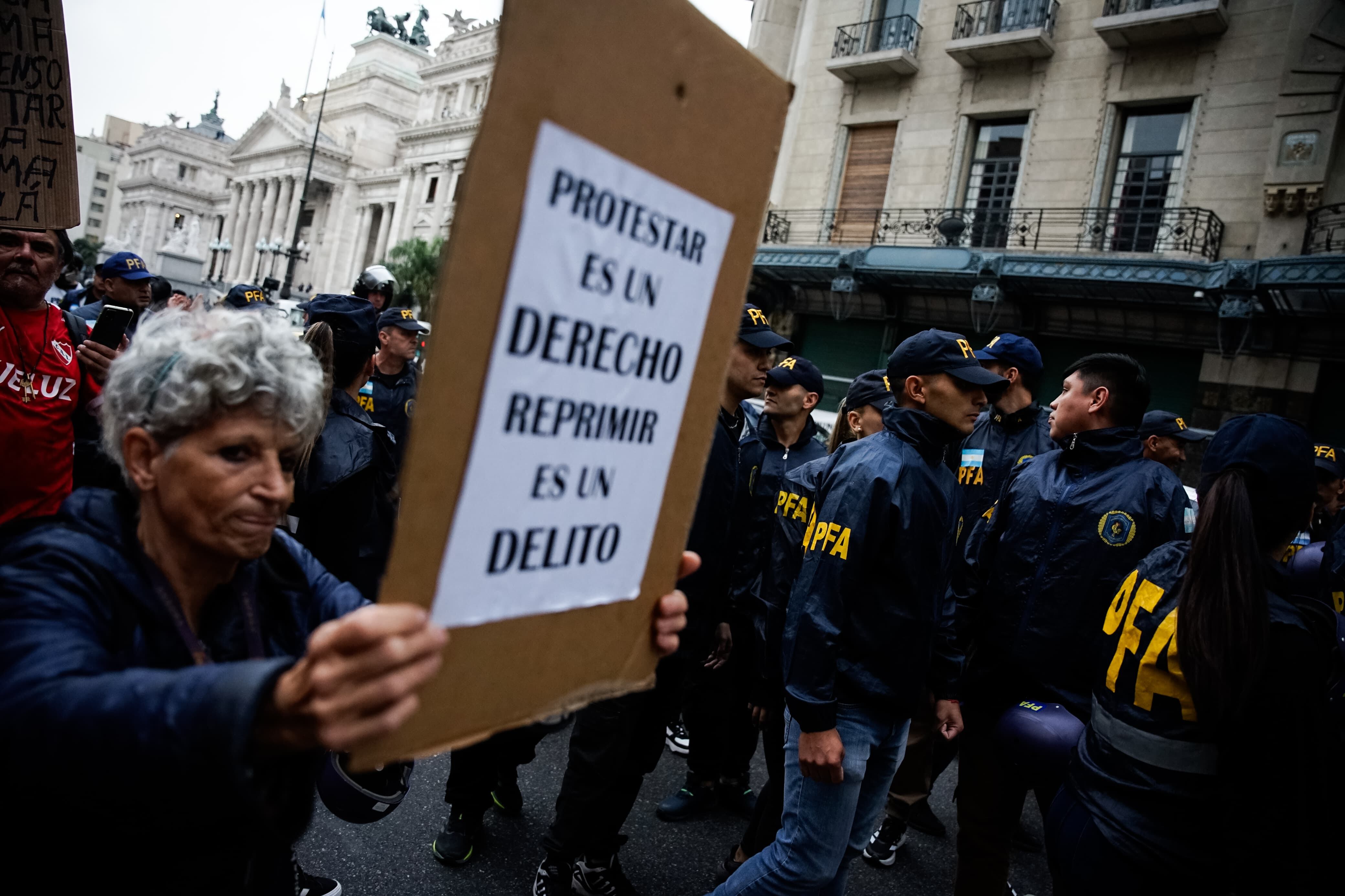 Una de las consignas esbozadas por una persona durante la manifestación que pide recomponer los ingresos de los jubilados (RS Fotos)