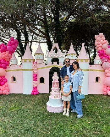 Isabella, con sus padres, Wanda