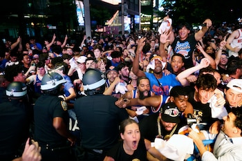 Los aficionados de los New York Knicks celebran su victoria tras una reunión para ver el quinto partido de las Finales de la NBA contra los San Antonio Spurs, el sábado 13 de junio de 2026, en Nueva York (AP/Heather Khalifa)