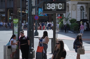 Un termómetro en la calle marca la temperatura, a 28 de mayo de 2026, en Bilbao, Vizcaya, País Vasco (España). (H.Bilbao/Europa Press)