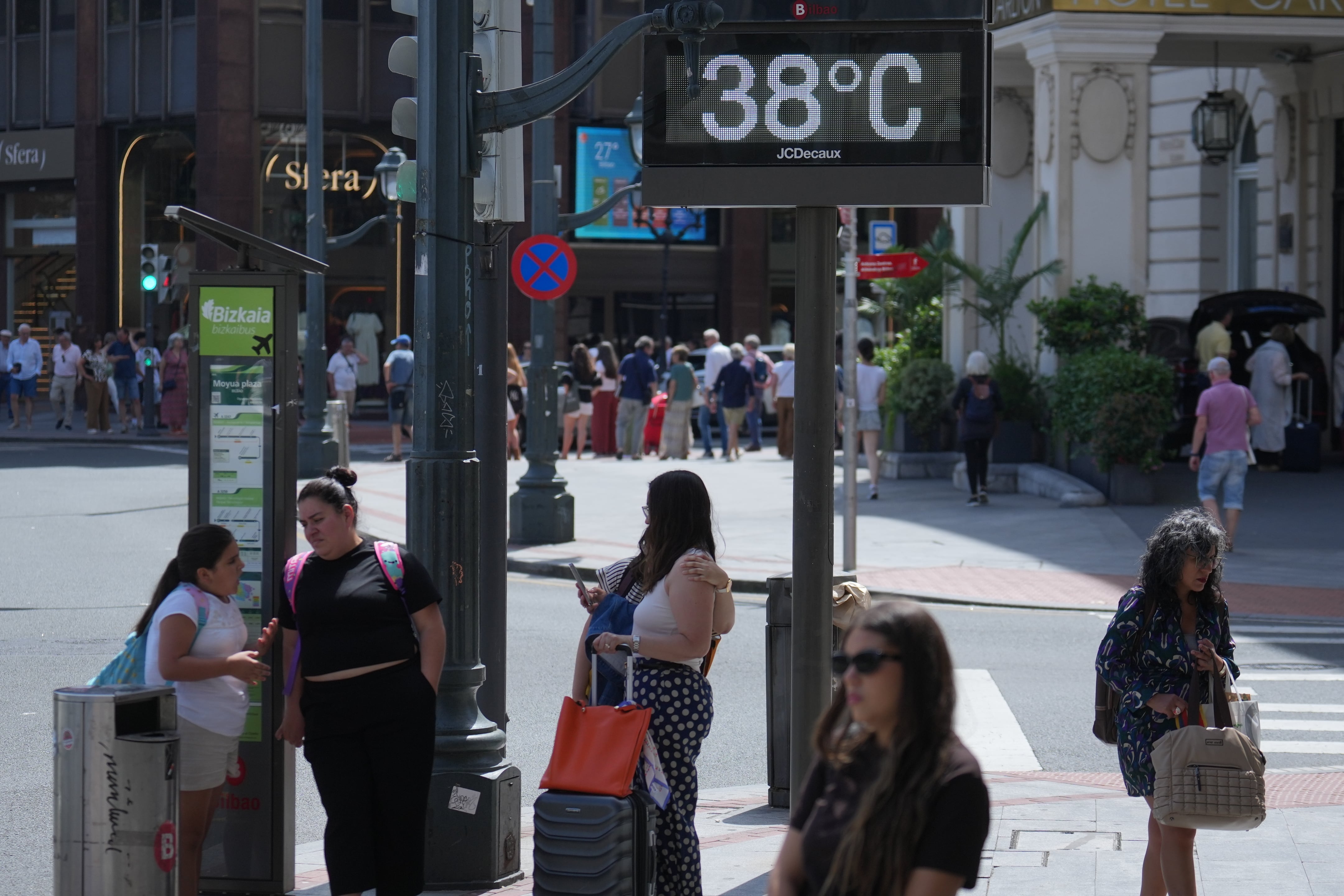 Un termómetro en la calle marca la temperatura, a 28 de mayo de 2026, en Bilbao, Vizcaya, País Vasco (España). (H.Bilbao/Europa Press)