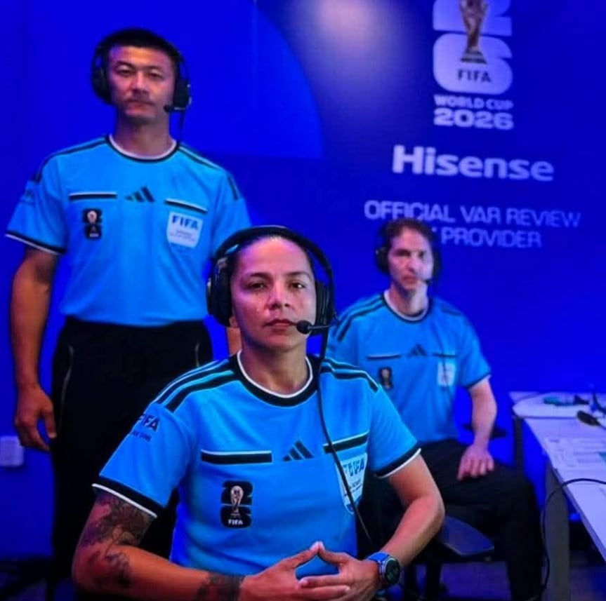 Tatiana Guzmán en la cabina del VAR durante el Mundial, donde fue designada en trece partidos como árbitra principal y soporte.