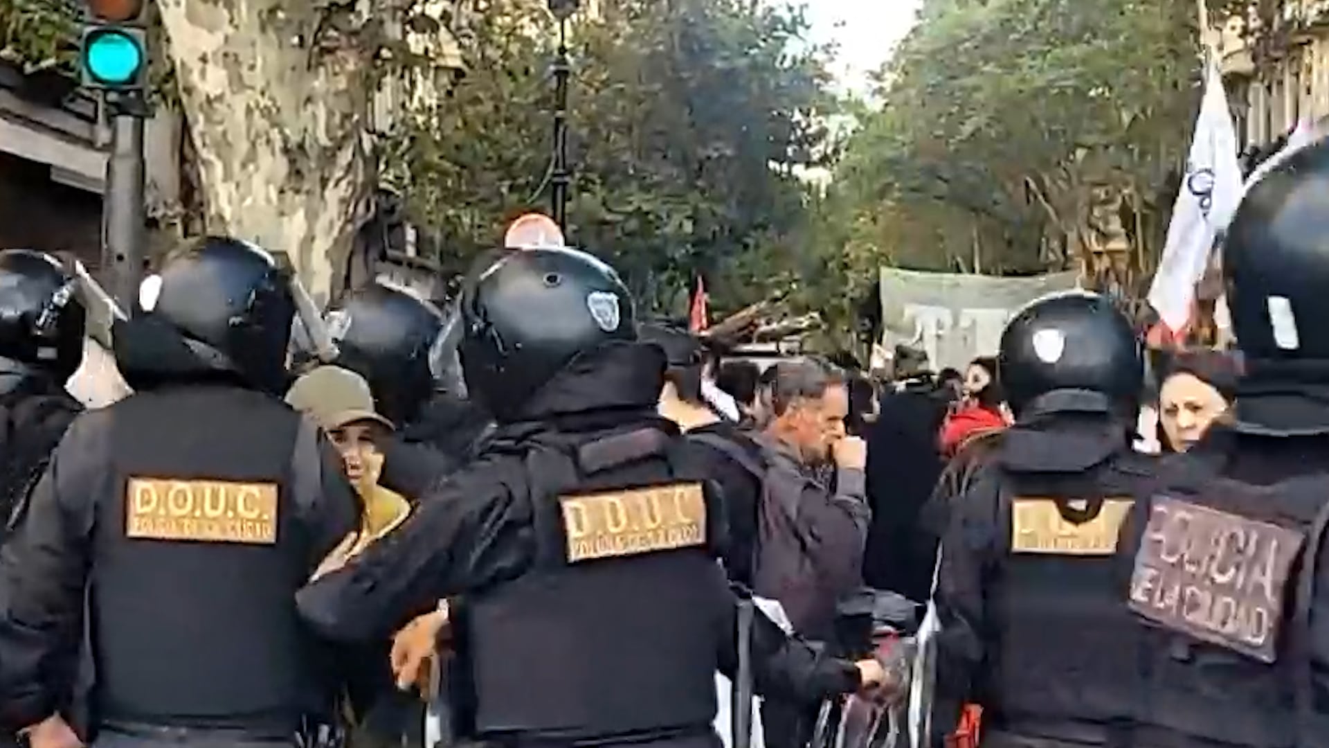 El operativo policial intentó interrumpir el desplazamiento de los activistas hacia el Congreso