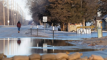Dakota del Norte, Dakota del Sur, Texas y Nuevo México permanecen bajo alerta por lluvias intensas, vientos dañinos y posible formación de tornados. (Kent Sievers/Omaha World-Herald via AP)