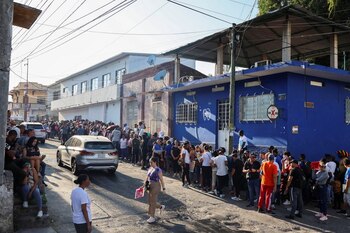 Migrantes hacen fila para regularizar