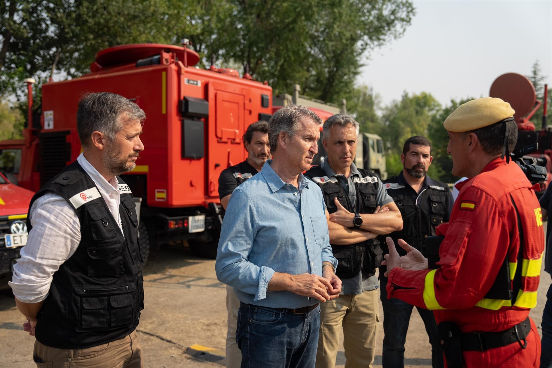 Feijóo destaca la coordinación y el compromiso de los operativos en los incendios y pide no "tensionar"