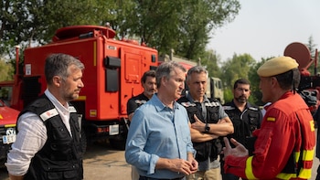 Feijóo destaca la coordinación y el compromiso de los operativos en los incendios y pide no "tensionar"