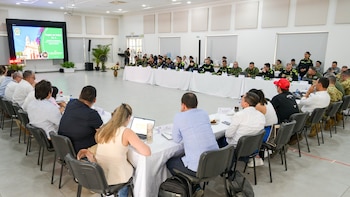 El ministro Pedro Sánchez confirmó que se implementarán nuevas unidades de Policía Judicial, recompensas recategorizadas e inhibidores de señal penitenciarios para combatir la criminalidad - crédito @mindefensa/X